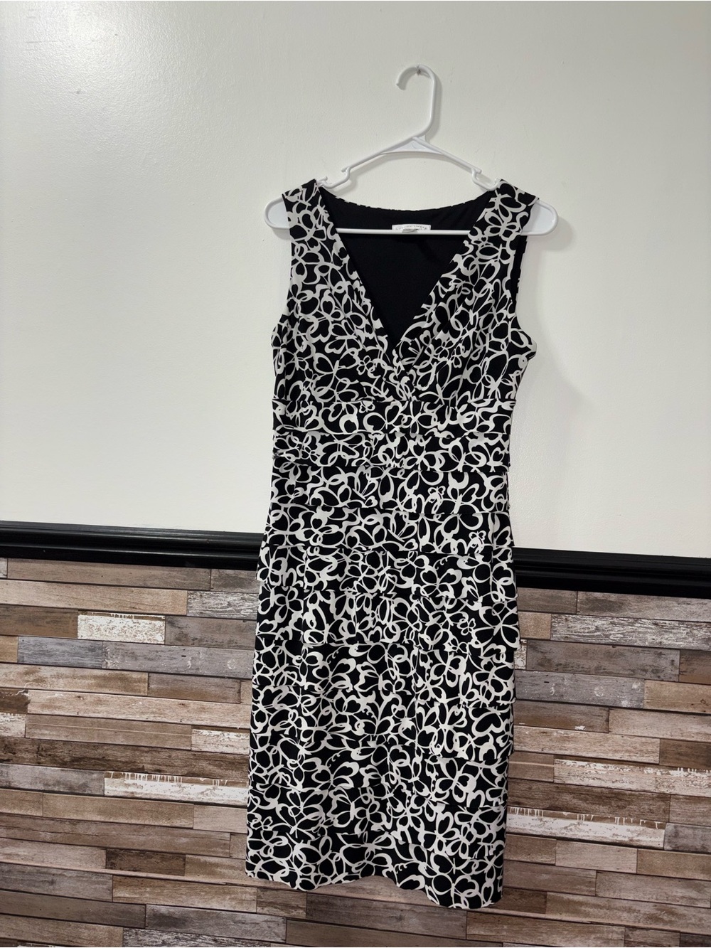 London Times Black and White V-Neck Printed Sheath Dress